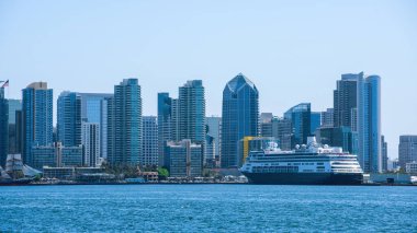 San Diego şehir merkezinin deniz manzarası, demirli gemi, modern gökdelenler, ABD