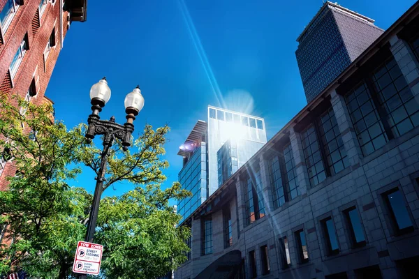 Güneş Boston Abd Modern Bir Bina Ağaç Sokak Lambası Planında — Stok fotoğraf