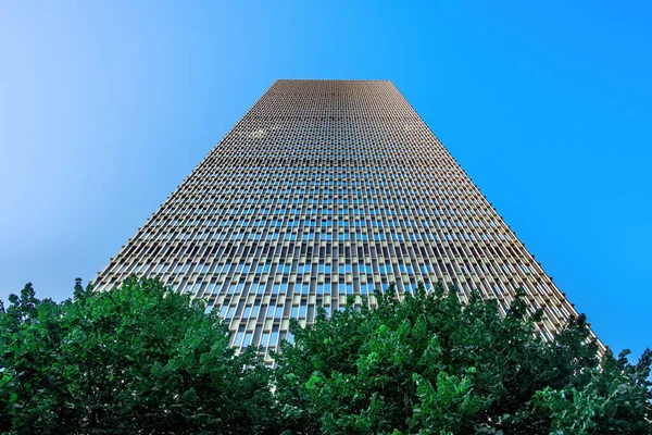 Moderne Wolkenkrabber Met Metalen Glazen Gevel Van Onderen Groen Voorgrond — Stockfoto