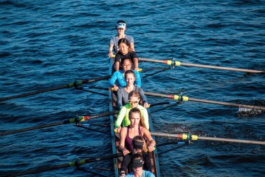 BOSTON, MASSACHUSETTS - 4 EKİM 2019 Kadınlar kano ile meşgul