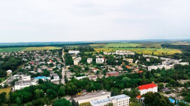 Donduseni 'de çok sayıda konut ve yeşillik, arka planda tarlalar, Moldova' daki insansız hava aracı manzarası
