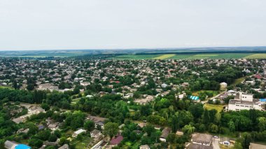Donduseni 'de çok sayıda konut ve yeşillik, arka planda tarlalar, Moldova' daki insansız hava aracı manzarası
