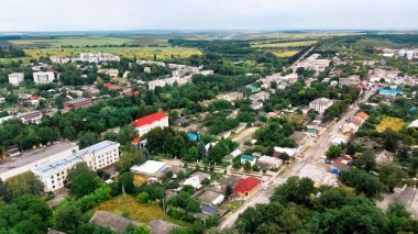 Donduseni 'de çok sayıda konut ve yeşillik, arka planda tarlalar, Moldova' daki insansız hava aracı manzarası