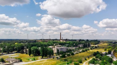 Arka planda çok sayıda konut ve yeşillik, kumaş ve rüzgar türbinleri bulunan Donduseni, Moldova 'daki insansız hava aracının görüntüsü