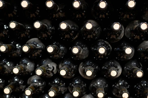 シャトーにある赤ワインボトルの多くモルドバのほとんど — ストック写真