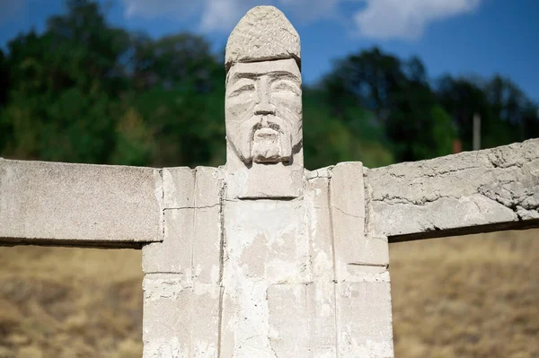 Monument Van Een Man Gemaakt Van Steen Bos Achtergrond Moldavië — Stockfoto