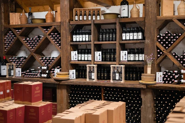 Puhoi Moldova 2020年8月21日 アソニ ワイナリーで販売されるボトルとボックスがたくさんあるワインテイスティングルーム — ストック写真