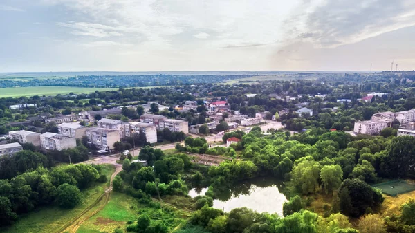 Donduseni Více Obytných Budov Zeleně Park Jezerem Popředí Pohled Dronu — Stock fotografie