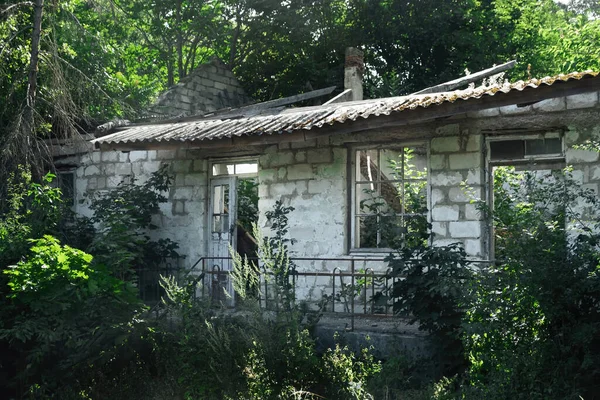 Casa Antigua Abandonada Con Techo Roto Vegetación Alrededor Moldavia —  Fotos de Stock
