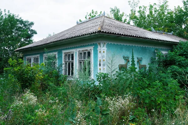 Verlaten Oud Landhuis Moldavië Met Blauwe Gevel Witte Gebroken Ramen — Stockfoto