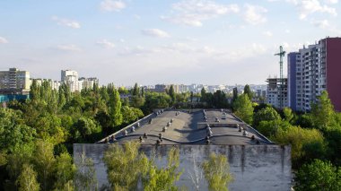 Ağaçlarla çevrili eski binalar, yakınlardaki daireler, Chisinau, Moldova 'daki şehir manzarası