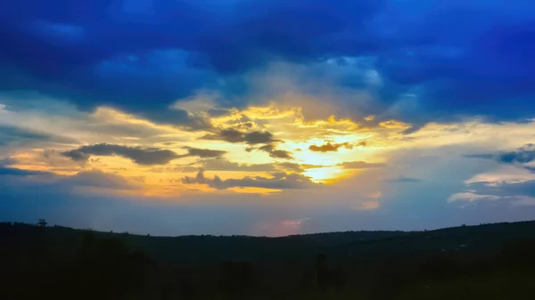 Puesta Sol Naturaleza Rayos Sol Rompiendo Las Nubes Moldavia — Foto de Stock