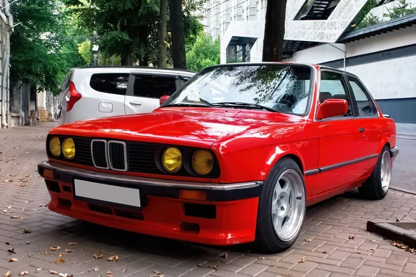 Coche Rojo Estacionado Los Años Moldavia — Foto de Stock