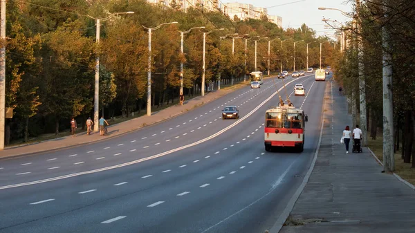 Estrada Com Carros Ônibus Calçadas Com Pessoas Ambulantes Fileiras Árvores — Fotografia de Stock