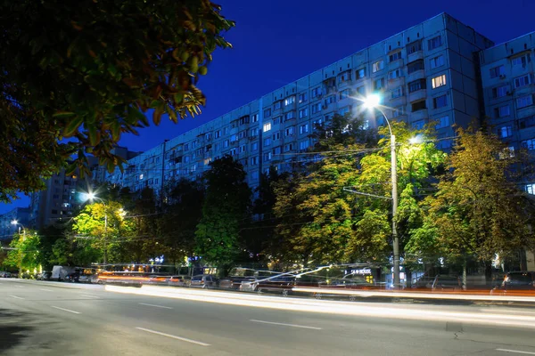 CHISINAU, MOLDOVA - 18 Ağustos 2020: Chisinau, yakındaki ağaçlarla yol, arka planda daireler, ışık izleri, Moldova