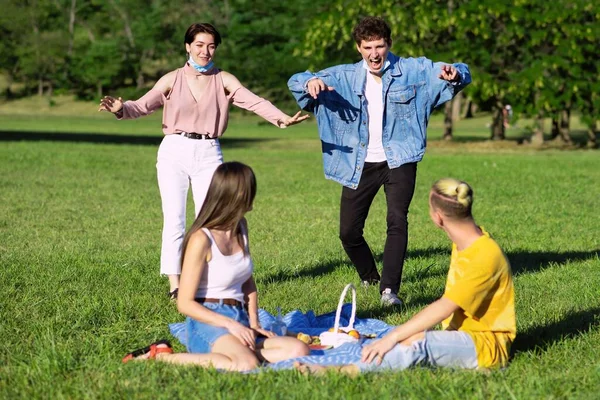 Grupo Amigos Divirtiéndose Picnic Con Golosinas Manta Parque Durante Pandemia — Foto de Stock