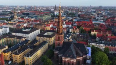 Danimarka, Kopenhag 'daki Kurtarıcımız Kilisesinin ikonik spiral kulesinin insansız hava aracı görüntüsü.