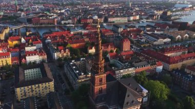 Danimarka, Kopenhag 'daki Kurtarıcımız Kilisesinin ikonik spiral kulesinin insansız hava aracı görüntüsü.