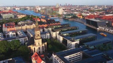 Kopenhag, Danimarka 'daki Hıristiyanların insansız hava aracı görüntüsü. Arka planda deniz kenarı, kanallar ve modern mimari ile birlikte.