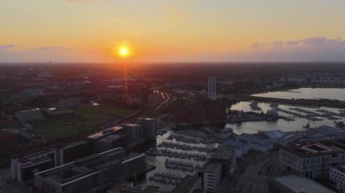 Danimarka, Sydhavnen üzerinde Kopenhag limanı, marina ve günbatımının insansız hava aracı görüntüsü