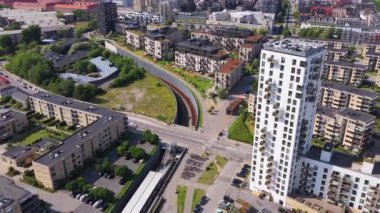 Öresund Metro İstasyonu 'nun ve Amager apartmanlarının hava aracı görüntüsü modern gökdelenleri ve konut bloklarını gösteriyor.