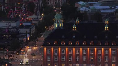 Danimarka 'daki Tivoli Bahçeleri eğlence parkının arka planında Kopenhag Belediye Binası' nın insansız hava aracı görüntüsü vardı.