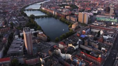 Kopenhag, Danimarka - 3 Ağustos 2025: Göl 'ün batı kıyısında kıvrılan hava aracı görüntüsü