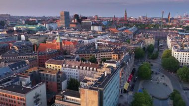 Kopenhag, Danimarka - 4 Ağustos 2025: Kopenhag şehir merkezi üzerinde tarihi çatıları, Kutsal Ruh Kilisesi ve uzaktaki Tivoli Bahçeleri üzerindeki hava aracı görüntüsü