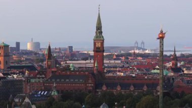 Kopenhag, Danimarka - 4 Ağustos 2025: Kopenhag 'ın tarihi kırmızı tuğlalı belediye kulesinin insansız hava aracı görüntüsü