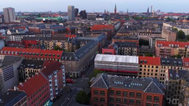 Kopenhag, Danimarka - 4 Ağustos 2025: Kırmızı çatılı binaların ve Kopenhag Belediye Binasının ikonik kulesinin havadan görüntüsü