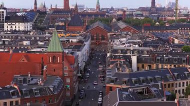 Kopenhag, Danimarka - 4 Ağustos 2025: Vesterbro 'daki Sankt Matthaeus Kirke ve Tivoli Kongre Salonu' nun insansız hava aracı görüntüsü