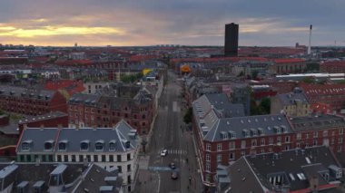 Kopenhag, Danimarka - 4 Ağustos 2025 Norrebro 'nun doğrudan Bispebjerg Kulesi' ne çıkan hava aracı görüntüsü