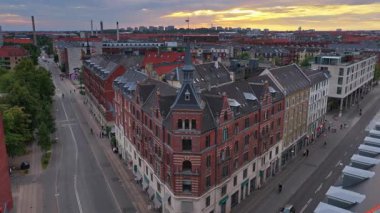 Kopenhag, Danimarka - 4 Ağustos 2025 Norrebrogade ve Griffenfeldsgade kavşağında hava aracı görüntüsü