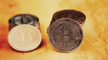 Masaya istiflenmiş parlayan Bitcoin paralarını kapat