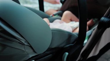 Pembe elbiseli bir bebeğin kapanışı, bebek arabasında huzur içinde uyuması.