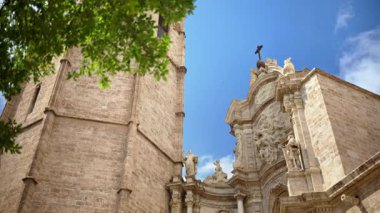 İspanya 'da gündüz vakti Valencia Katedrali ve El Miguelete Kulesi manzarası