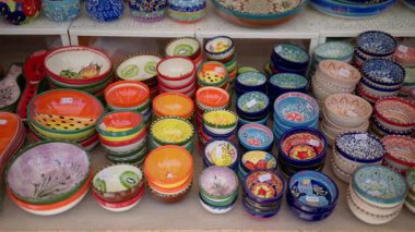 Valencia, İspanya - 21 Mayıs 2025: Elle boyanmış mini kaseler yumuşak gün ışığında düzgünce bir tezgah masasına yerleştirildi