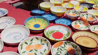 Valencia, İspanya - 21 Mayıs 2025: Elle boyanmış mini kaseler yumuşak gün ışığında düzgünce bir tezgah masasına yerleştirildi