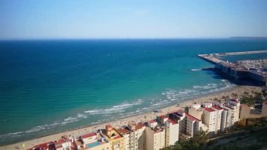 Postiguet Plajı ve Akdeniz 'in geniş manzarası Santa Barbara Kalesi, Alicante, İspanya