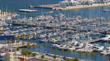 İspanya 'da gündüz vakti Alicante marinasına yanaşan teknelerin hava görüntüsü.