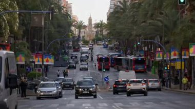 Alicante, İspanya - 23 Mayıs 2025: Tramvaylar ve şehir otobüsleriyle dolu bir palmiye yolu