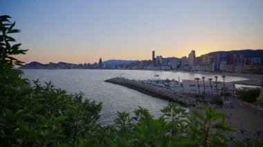 Marinada altın saat ve akarsu üzerinde Benidorm ufuk çizgisiyle akşam üzeri