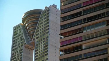 Benidorm 'un siluetine hakim olan Intempo simgesi körfezden görüldü.