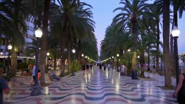 Alicante, İspanya - 26 Mayıs 2025: Palmiye sıralarının altında parlayan Espana 'nın dalga mozaiği