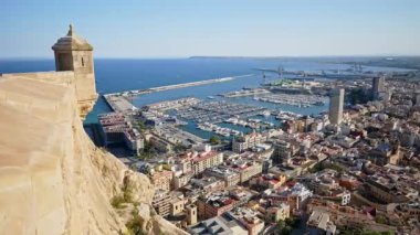 Castillo de Santa Barbara 'dan İspanya Alicante' ye kadar panoramik manzara ve liman yelkenlilerle dolu