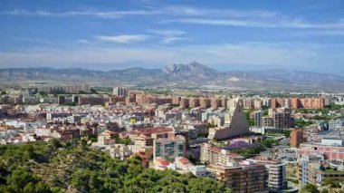 Alicante Panoraması ve İspanya 'daki Santa Barbara Kalesi' nden dağlar