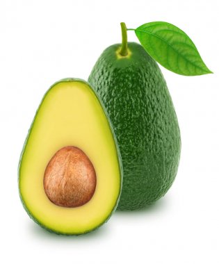 Beyaz arka planda izole tüm ve yarım yeşil avokado.