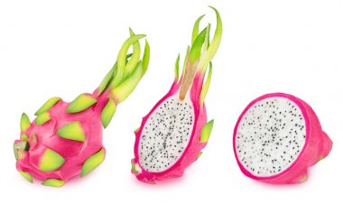 Beyaz bir arka planda izole pitahayas kümesi.