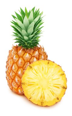 Beyaz arka plan üzerinde izole bütün ve yarıya ananas.