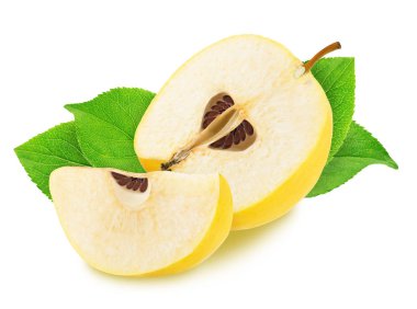 Beyaz arka plan üzerinde izole yaprakları ile elma-ayva yarım ve dilim.